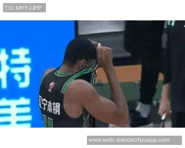 三球半场表现不佳仅得6分三分球全失篮筐加盖引发热议